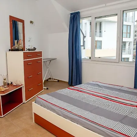 Joy In Top Center With Parking Apartment *