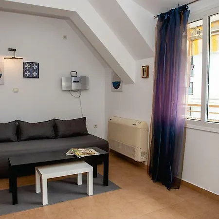 Joy In Top Center With Parking Apartment *