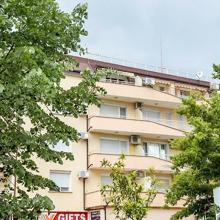 Joy In Top Center With Parking Apartment *